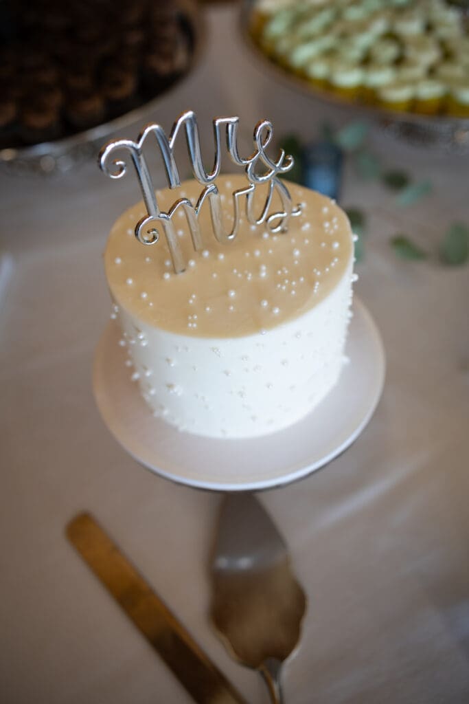 mr and mrs wedding cake
