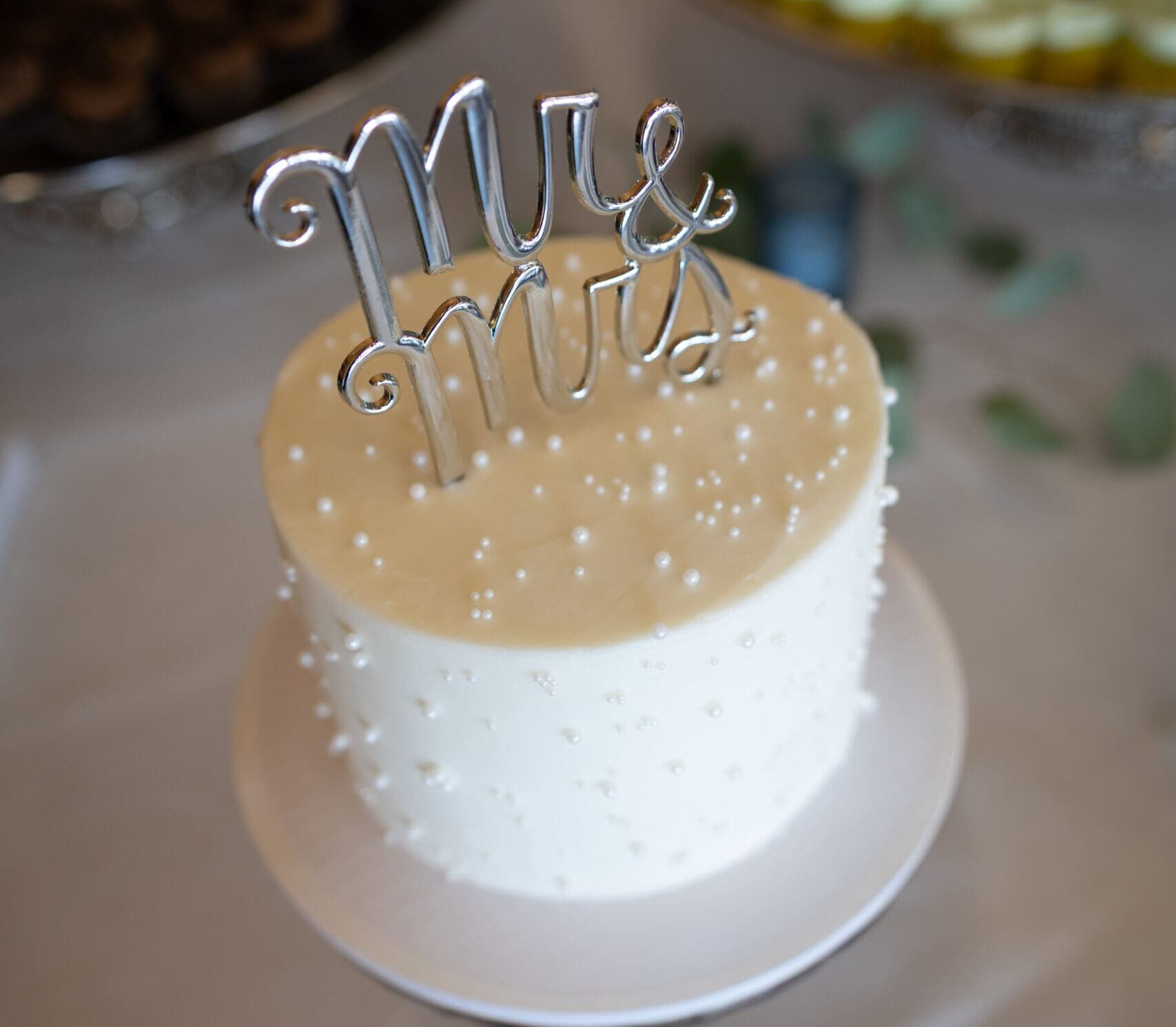 mr and mrs wedding cake
