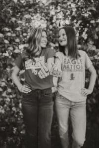 Bestie College Tee Photo Outdoors Floral Backdrop Iowa Senior Photographer Black and White making a heart
